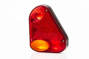 Lampada posteriore destra, con funzione anti nebbia, connettore a 5 pin baionetta, cavi e lampadine sono inclusi.